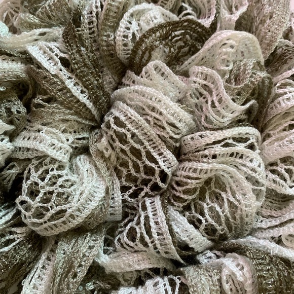 Knitted Ruffle white and grey Scarf - Picture 4 of 4